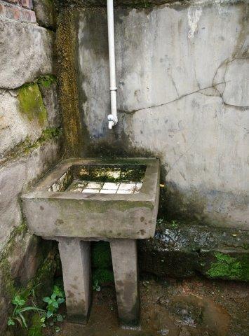 三、校园文化墙建设:围墙粉糊与彩刷:280平方米×36元/m3=21200元。四、食堂过道硬化和新建洗手池 1、食堂过道硬化:25平方米×45元/m3=1125元; 2、新建洗手池三个:3个×600元/个=1800元。 合计2925元。