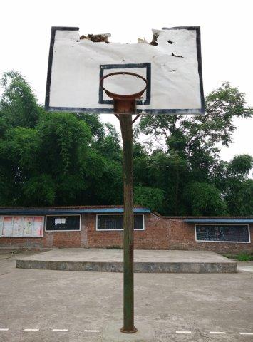 五、体育器材及设备设施更新 1、篮球架一套(含运费和安装费):5000元/套; 2、原破损篮球架拆除人工费:500元; 3、体育器材等(篮球、足球、羽毛球、体操垫等)一批:8000元; 4、学生体育器材柜:2个×1000元/个=2000元。 合计:15500元。