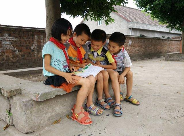 六、留守学生之家建设和幼儿课桌椅购置 1、活动室配置电脑:4台×3000元=12000元; 2、打印机1000元; 3、幼儿班课桌椅(六人桌):6套×660元=3960元。 合计16960元。总预算: 150000元(建设费用+人员费用2900元+运营管理费用5055元)