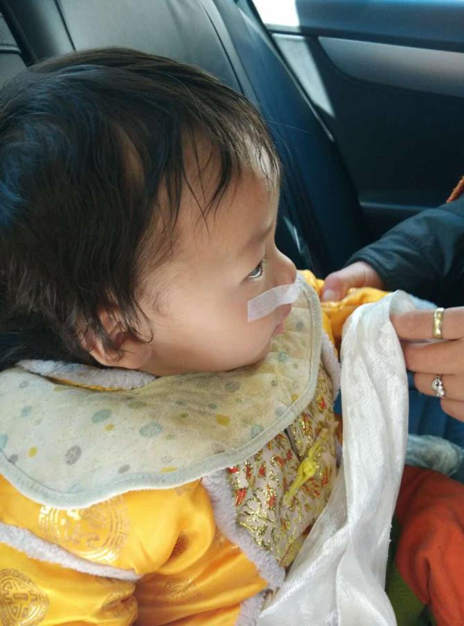 一个多月的检查与治疗,旺扎终于完成了手术。在分别当天,旺扎的妈妈坚持要把哈达放在旺扎手上,让他亲自献给帮助他的志愿者哥哥姐姐们。