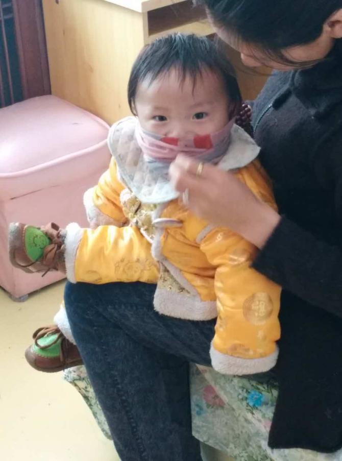 一个志愿者告诉我们,每次出门,旺扎的妈妈都会给他带上一条纱巾,起初以为是怕旺扎冷,但妈妈的一个小动作却触碰了她的心:妈妈在裹好纱巾后,都会把前面部分往上提一下,有意地挡住旺扎的嘴。 这名志愿者说,起初看到这一幕会心酸,但是她相信,总有一天,旺扎妈妈无需再做这个动作。