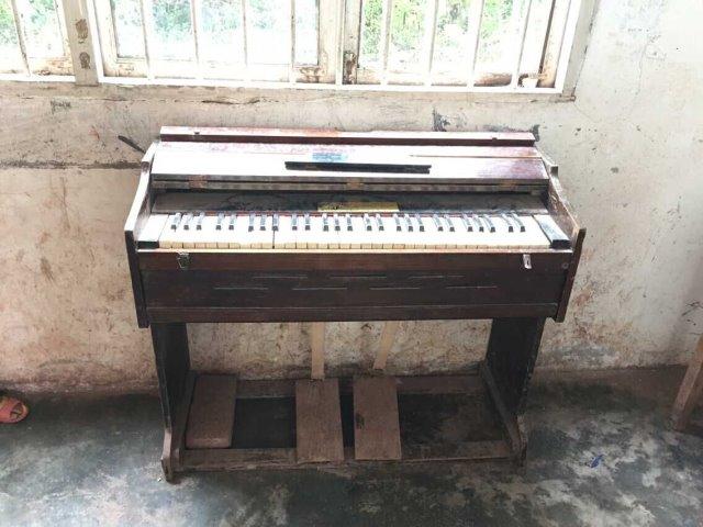 这个孩子坐在一张破烂的板凳上,瘦小的身体紧挨着课桌,脸上还带着天真的微笑。似乎他已经忘记了自己坐着的是一张随时都可能让自己摔跤的板凳。为了不打扰老师和同学,他“坚持着”。这样的凳子不知道有多少条,凳子的四条腿上不知道打了多少钉子,然而坑洼的课桌上依然是孩子们朗朗读书声…