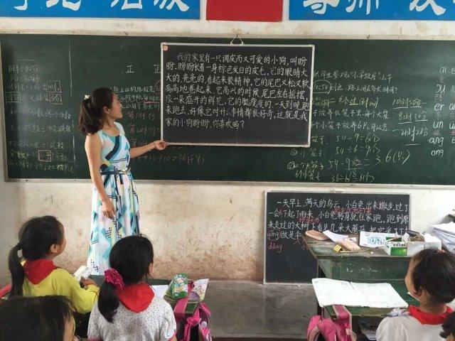孩子们大声地跟着音乐课上唯一的“乐器”唱着,就是陈老师上课用的“扩音器”。因为,墙角那一台唯一的风琴,早已经坏了很久了… 为了准备一节优质的课堂,老师们常常要准备很久很久,他们要借助小黑板写出更多的知识与孩子们分享,如果老师能有电脑,那该有多好啊!