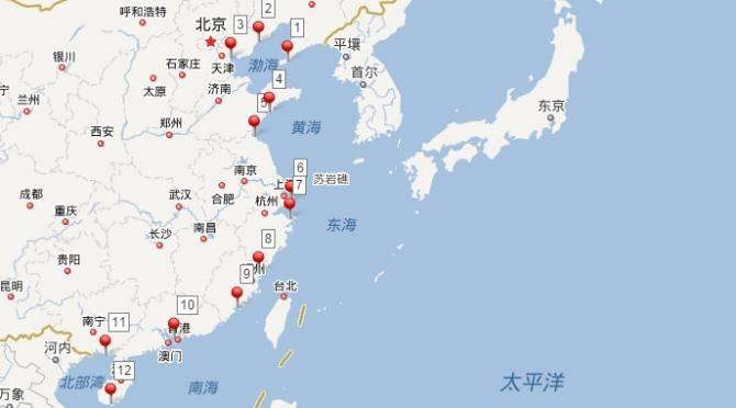 图为红树林基金会在中国海岸线设立的12个净滩及海漂垃圾检测区域。深圳市红树林湿地保护基金会和上海仁渡海洋公益发展中心于2014年11月发起了“守护中国海岸线”海飘垃圾清理和监测项目!以青岛某片沙滩为例区域为例,退潮后的海滩,有一阵臭味,砾石滩上挂浒苔和垃圾。抽样了30cmX60cm的面积,共47件垃圾,一打烟头,五个创可贴,半个蛋壳,五个食品包装袋或纸,基本都为塑料制品。这虽然是一片很小的区域,但却在每天都存在,这种场景并不是偶然。