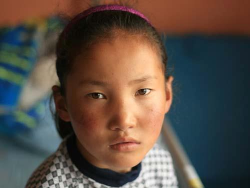 旦增德庆是家里的长女,除了她还有两个弟弟妹妹、一个年迈的奶奶。全家就靠爸爸妈妈种青稞填饱肚子,遇到收成不好的时候,只能忍饥挨饿。夏天的时候,爸爸会到建筑工地上打零工,三个月的时间挣几千块微薄的收入补贴全家一年的家用。爸爸不在的时候家里里里外外就靠妈妈一个人。德庆总想帮妈妈减轻负担,可是妈妈心疼她,不许她干重活。她恨自己这不能负重的腿。十岁的她在心里暗下决心:我要努力,改变现在的生活。 旦增德庆在学校常常被同学嘲笑,她就一门心思的把自己埋在书的海洋。她也喜欢看电视,和别人不同,她觉得可以从里面学到很多东西,很快她就从电视中学会了洗头、剪头,成为家里的小小理发师。不管别人嘲笑她有多丑,她也从来没有放弃过自己,总是把自己打扮的干净整洁。刚到上海,看到城市的孩子穿的特别漂亮,她的眼神里闪烁着向往的光芒,亮晶晶的眼中不知是期待还是对未来的憧憬?