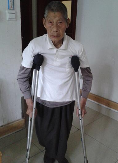 很多人都在震后感慨生命的可贵,而有些人,却想从活着的梦魇中解脱,他们多想也被压在那厚重的石板之下,他们多想与他们的儿女、爱人一道长眠。然而,造化弄人,他们的余生注定在孤独中度过。