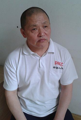 每次谈到地震,陈爷爷的眼泪就会在眼眶中打转,他亲眼看着自己的老伴、孩子被压在了废墟之下。废墟挖开,在他面前的只是几具冷冰冰的尸体。陈爷爷跪在妻子和孩子的尸体旁,眼泪无声地流着