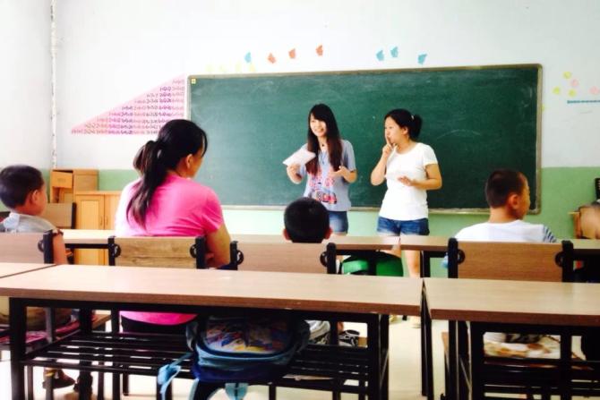 马来西亚志愿者在上英语课