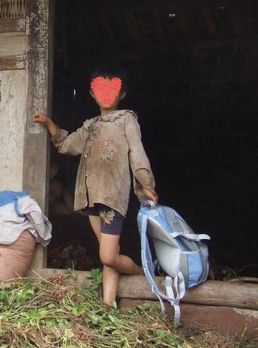 她是一个贫困的农村留守儿童,早上起来,年迈的爷爷奶奶已去做农活,她还是不自觉的提起书包想去上学。