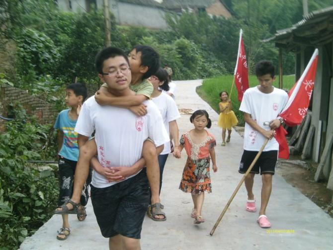 留守儿童“安全教育和兴趣拓展”项目计划的开展将为100名农村留守儿童,带来多种形式的课程讲授和作业辅导,增强孩子们的安全意识,拓展他们的艺术兴趣爱好,用伙伴参与、轻松自由氛围缓解孩子们的孤独感,促进他们安全快乐成长。