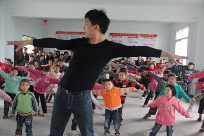 舞蹈老师带领孩子们做热身运动。