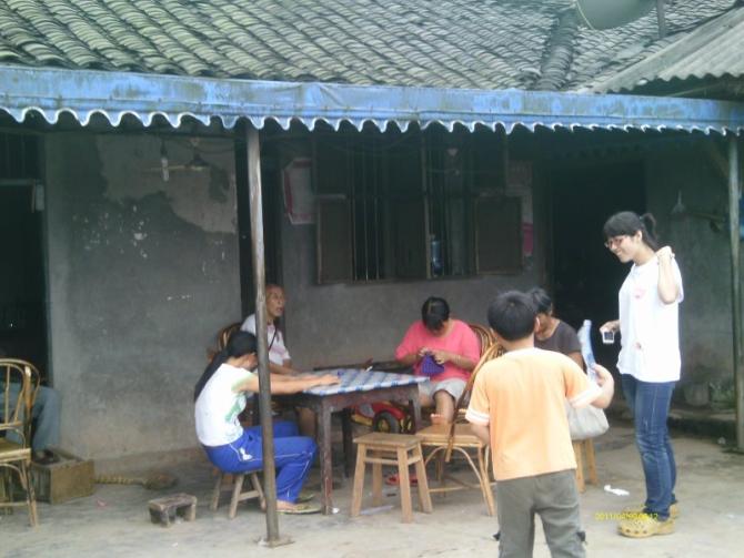 大学生志愿者为留守儿童们进行作业辅导