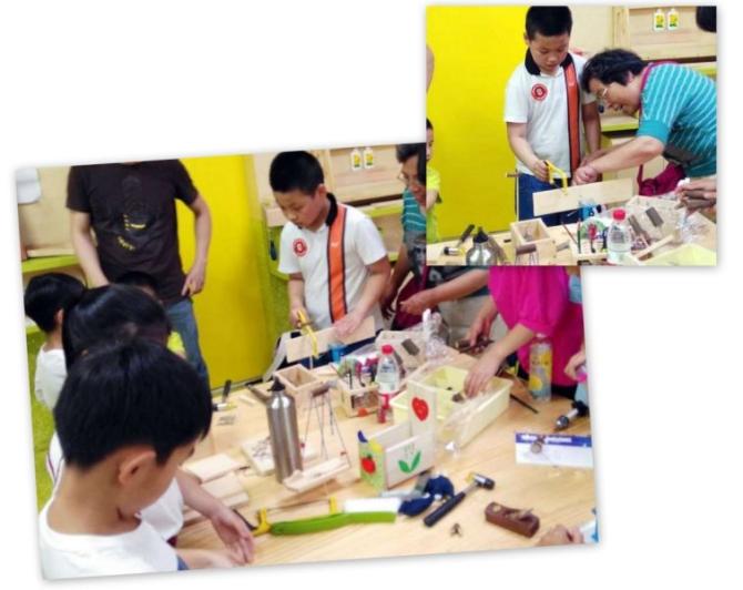 这是在外婆陪伴下与其他伙伴一起做木工的昊昊。2岁开始在星雨做过康复训练并获得良好改善的昊昊,在木工活动中,我们发现昊昊能很安静的从活动开始坐到活动结束,自始至终都能很投入在其中,做自己手上的活,完全不像平时那个冲动、控制不了自己的自闭症儿童。