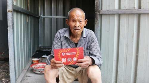 【我们怎么做】 ◎项目预算: 为盐城市、扬州市、泰兴市等地50位高龄独居老人每人发放一年生活补助金3600元(每月300元),共计180000元。同时我们将联合50名爱心志愿者,为高龄独居老人展开 “一对一结对帮扶”活动,安排志愿者每天给老人打个电话或者去老人家里看看老人是否安全,及时发现老人的异常情况,并为老人解决生活中的实际困难。 项目合计:180000元(图为为高龄独居老人发放生活补助金)