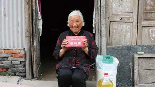 图为为高龄独居老人赠送生活必需用品