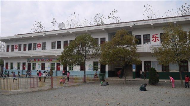 这是我们想提供服务的乡村学校。没有专门的游戏场地,孩子们课余只能进行一些形式单调的追跑类游戏