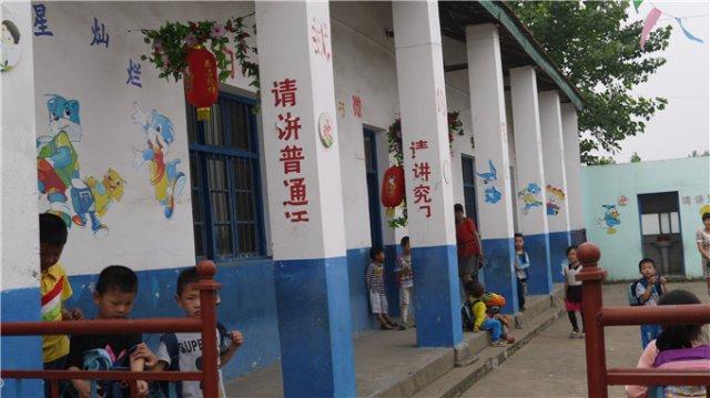 班级益智包项目是上海心教育社区青少年发展中心的一个公益活动,通过为乡村学校的班级配置益智游戏包,包含16种50套以益智游戏为主的游戏器材,丰富乡村儿童的课余生活,享受游戏的乐趣,并从中促进其包括感知、想象及思维能力发展。