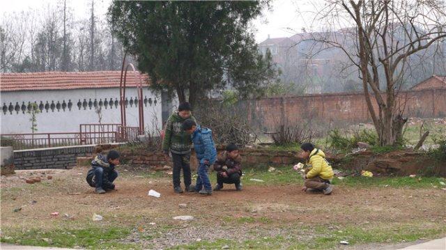 让儿童利用课余时间利用游戏体验与他人合作、解决问题等有助其智力、情商发展的有益经验,同时通过游戏吸引孩子有效利用课余时间,减少安全事故,用游戏促进乡村儿童成长。