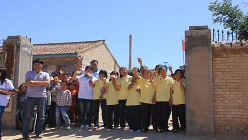 看到孩子们身上的衣衫,我们唯一能够做到的或许就是用自身的努力,用毫不影响自身生活的一点点捐赠为他们带去一身崭新的校服。