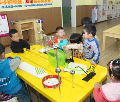 孩子们可以在安全舒适的活动室里做游戏、听音乐、做手工,渐渐的残障儿童不再孤单、自卑;健全的孩子会更好的了解残疾孩子的内心世界,通过不断沟通交流,打破心灵的壁垒,彼此互助互爱,收获纯真友谊,拥有快乐童年。