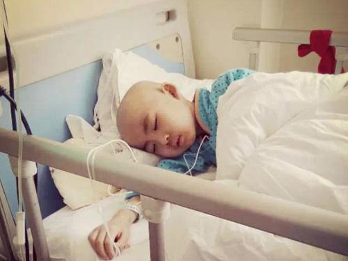 在最艰难的2014年12月份,思博24小时皮肤奇痒无比并伴随重度腹痛呕吐,拉血也是一直都有的,最多的一天他拉了64次血,那天思博问妈妈:“妈,我还是很快会好的,对吧,我真的好难受,你跟医生说,让他给我用好点的药,我想快点好,我想吃东西”!