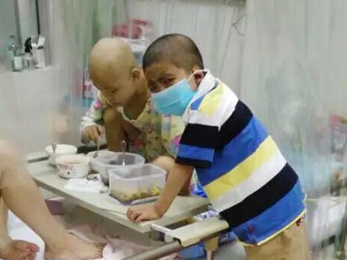 思博自出现拉血症状后医生就给他禁食禁水了,最初孩子大哭大闹要吃食物,在医生和妈妈解释说现在不吃是为了能够早点吃好吃的后,思博也慢慢理解并且接受了。但孩子终归是孩子,妈妈曾经一度在思博的营养液用量偏小时发现他竟然撕下身上脱落的皮(皮肤排斥导致的全身皮肤大面积脱落)直接塞到了嘴里