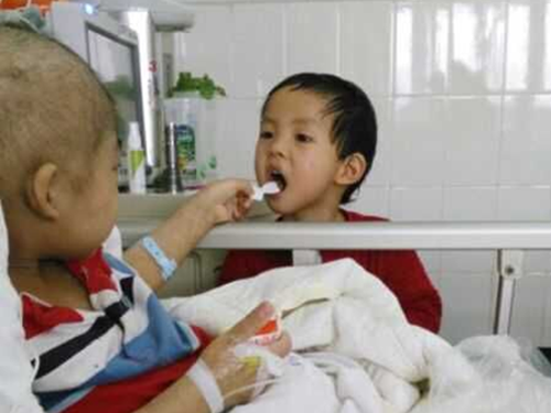 因长期被禁食物,思博只能长期看着隔壁病床的小孩吃饭,目前已经把看别人吃饭和喂别人吃饭当作自己已经在吃饭的乐趣了。思博能下床时第一时间还是去围观别的病友吃饭并大加赞美别人的饭食很美味。