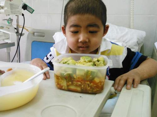 思博生命的顽强程度远远超乎我们想象,6月份病情出现了根本的好转,肠道排斥慢慢好转,血便相对减少,肛肠科专家会诊后,认为肠道血便主要原因为伪膜性肠炎,医生告知只要控制肠炎,病情会逐渐减轻。