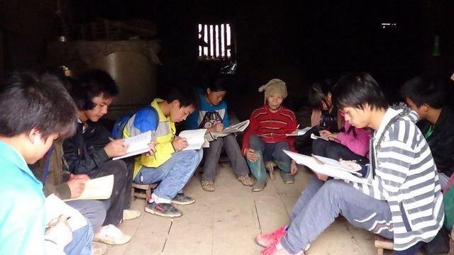 【我们怎么做】计划为20名特困高中生筹集三年生活费补助和志愿服务经费总计120000元。1.生活费补助:20名*150元(每月)*10月*3年=90000元;2.起航高中营拓展费用:1500元*1年2次*3年=9000元;3.志愿者补贴及管理执行费用:20*350元(每年)*3年=21000元。本项目执行机构是广西方舟公益助学中心。