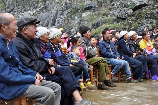 过去两年多,我们一直在尝试摸索高中生助学,我们一方面给特困高中生提供生活费补助,另一方面引导受助高中生参加社会公益志愿服务。这两年来我们共引导受助高中生组织和参与瑶族迎新晚会和慰问孤寡老人等志愿服务活动6次,共服务孤寡老人和本地群众近千名。