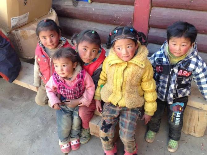 在寒冷的冬季孩子们还穿着单薄的鞋子,希望我们的一双冬靴温暖的不只是孩子的脚还有孩子的心。