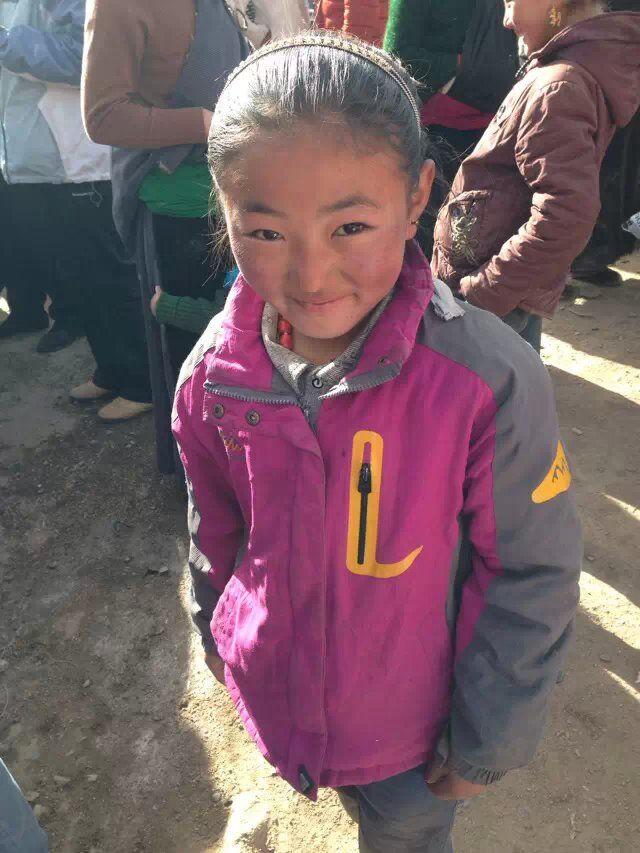 乐滋滋的等着发新鞋的孩子们