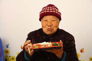 【我们要做什么】爸妈食堂(Papa and Mama's)项目旨在以“公益午餐”的形式,打开社区中的高龄、孤寡、独居、残疾、失能老人的心门,让老人走出孤单的世界,照亮孤独的老人的世界。