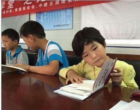 【我们怎么做】 ◎项目实施地点:南京、南通、昆山的“老旧杂”社区及学校(含拆迁安置社区、人群结构复杂的老旧社区、工地以及学校) ◎项目形式:将邀请儿童保护、教育、心理方面的知名专家走进南京、昆山、南通等地通过开展以儿童安全为主题的讲座、亲子沙龙等 30 场活动,直接服务父母和儿童近 2000 人。 ◎项目产出:我们将提供有效的安全知识手册,将儿童保护理念、先进育儿方法、亲子沟通技巧以及儿童保护相关法律等传递给家长,为家庭发展做支撑,为儿童撑起保护伞。