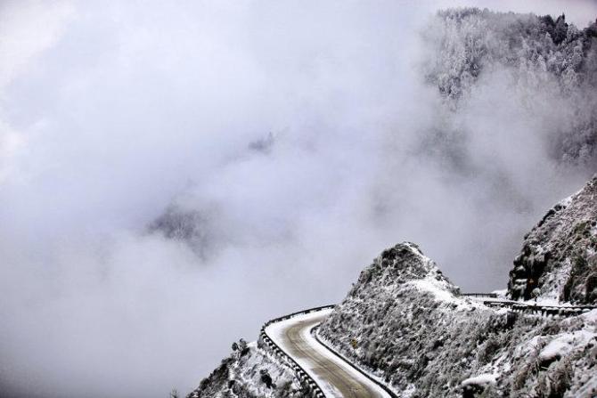 四川凉山贫困地区大都位于深山区、石山区和高原区,这些地区地形地貌复杂,自然地理条件恶劣,生态环境脆弱,自然灾害频繁。部分贫困人口居住在山区、高原及丘陵。复杂封闭的交通条件也导致信息闭塞,教育落后,孩子们上学的路也异常的艰辛。