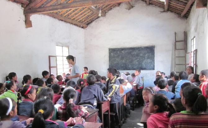 在凉山一些贫困区县,孩子们天不亮就得上路,走几个小时的山路才能到达学校。前往学校的道路再泥泞,再遥远,再难走,孩子们都是向往的,因为学校是他们唯一受教育的地方,唯一给他们希望和梦想的殿堂。