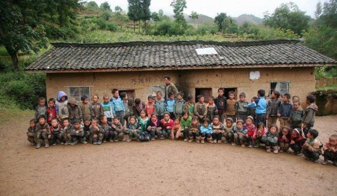 凉山一些贫困区县乡村学校环境恶劣,物资极度缺乏,资源极为有限。除了东拼西凑的教科书之外就是土屋教室门外凹凸不平的“操场”。有的学校由于师资不足或是孩子失学严重2年或者3年才能开班,能上学的孩子已经很幸运,有了知识才能或多或少地改变贫穷现状。