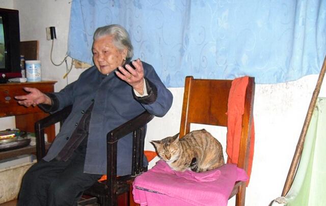 每逢佳节倍思亲,每个节令,是家庭,亲友们相聚的时刻,由于种种原因孤寡老人的心里却有一份放不下的思念。 过节是孤寡老人们最害怕的时候,这个时候的往事会历历在目;这个时候他们会期待着自己不清醒,可唯独这个时候是最清醒最害怕的时候。