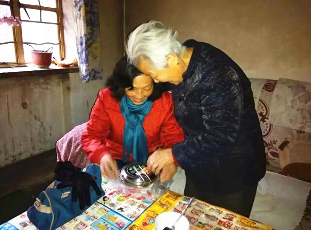 你们什么时候再来?再待几分钟,再待几分钟!--这几句话一直揪着志愿者的心! 志愿者每次离开的时候都不敢回头,担心回头会看见老人们的不舍的目光!