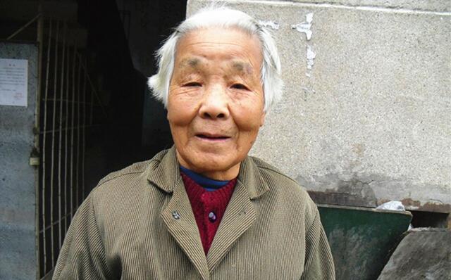 时间吞噬着每个人的青春,终有一日我们都将老去,老无所依是每个人晚年的噩梦。孤独老人,更需要社会的关爱,让我们一起架起爱的桥梁,让他们能感觉到温暖,让他们有一个更好的晚年希望!