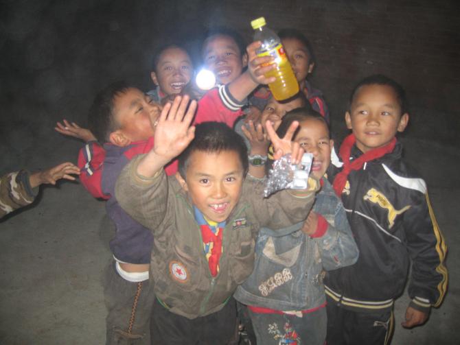 小朋友们很喜欢吃甜甜的带色果味饮料和充满味精的一些油炸包装零食。