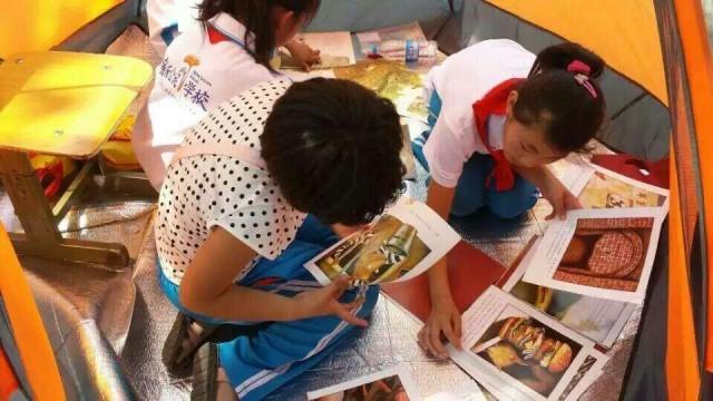 让这些孩子爱上阅读,自主阅读,为他们打开一扇窗,看到这个广阔而丰富的世界。我们相信,培养流动儿童良好的阅读习惯和自主学习的能力,有助于流动儿童的全面成长和未来发展。 截止2015年5月30日,未来国已经在北京2所打工子弟学校开展了阅读嘉年华活动,共有96名社会志愿者为430名流动儿童提供超过768小时的志愿服务,总服务人次超过3400人次。