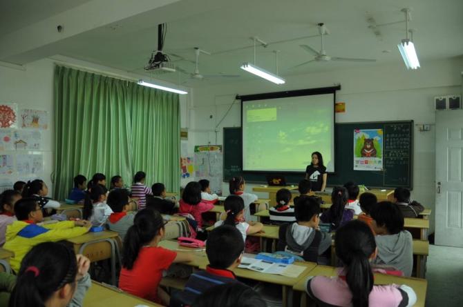 亚洲动物基金的“圈养动物福利”项目成立于2010年,围绕“尊重生命,终止虐待”的宗旨在过去的5年间,传递人与野生动物的正确相处方式,并着力推动不要让动物沦为表演工具的动物福利理念。