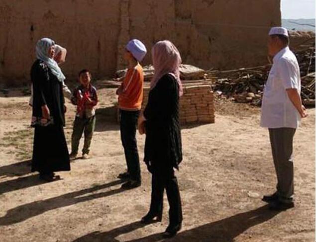 项目执行方:同心县东阳妇女儿童发展中心 2015年3月29日,杨翠霞女士在宁夏青年社会创新发展中心的协助下,成立了公益组织“同心县东阳妇女儿童发展中心”。通过救助孤儿弱势群体、促进妇女思想进步,将伊斯兰文化的正能量与学校教育、家庭生活、社会发展相结合,改善少数民族地区的落后现状。