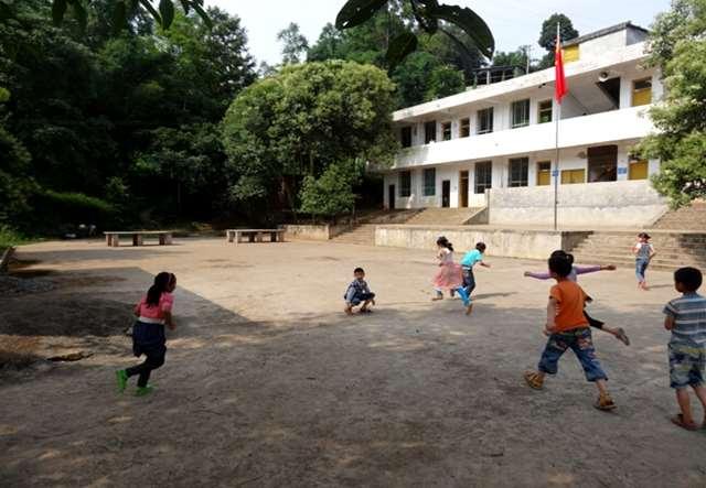 鲜艳的五星红旗飘扬在这所山区里的村小,1-4年级的小朋友在这里就读,他们都是附近村里的。由于中心校较远,天兴村小便承担起中低年级学生的教学任务,待学生升到高年级,才去往10公里外的中心校就读。