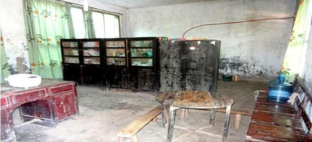 他们,渴望无拘无束的课间活动,玩,依旧是孩童的天性。可是,频繁的地震,让学校的建筑物出现裂缝,学校只能在危险的地方贴上“此处危险,严禁逗留”的警示标语,严禁学生靠近。这样,学生的活动范围又进一步缩小。