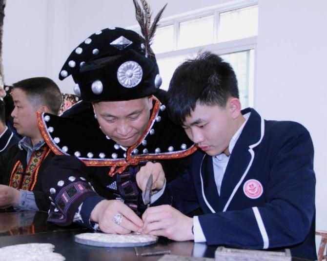 目前从黔东南特殊学校毕业的银饰班和苗绣班的学生基本在工艺品协会的工厂上班做学徒,月薪2000元左右,在贵州地区算是不错的收入了,技艺成熟之后工资会更高。为了孩子的生活与安全,学校尽量为聋生寻找当地的工作,不主张去往外地,并且这样学校还可以在聋生毕业之后进行跟踪指导。