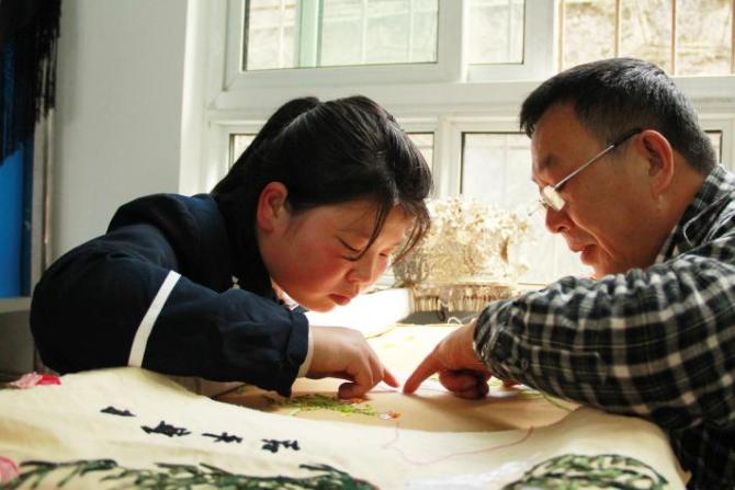 帮助聋生接受艺术课堂教育,发挥聋生的潜能,接受职业化的教育,既是为他们的未来铺路,保证聋生活有所可依;也为了传承与发扬宝贵的民族文化技艺,让大家看到聋生也可以创造社会价值。让聋生找到自己未来之路,让苗家技艺继续传承,帮助聋生学习民族手工艺,我们一起行动。